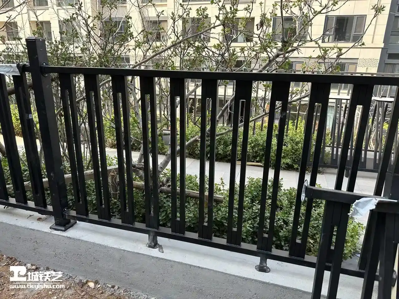 你是否知道，换一款新的铁艺护栏，你的庭院会焕然一新！